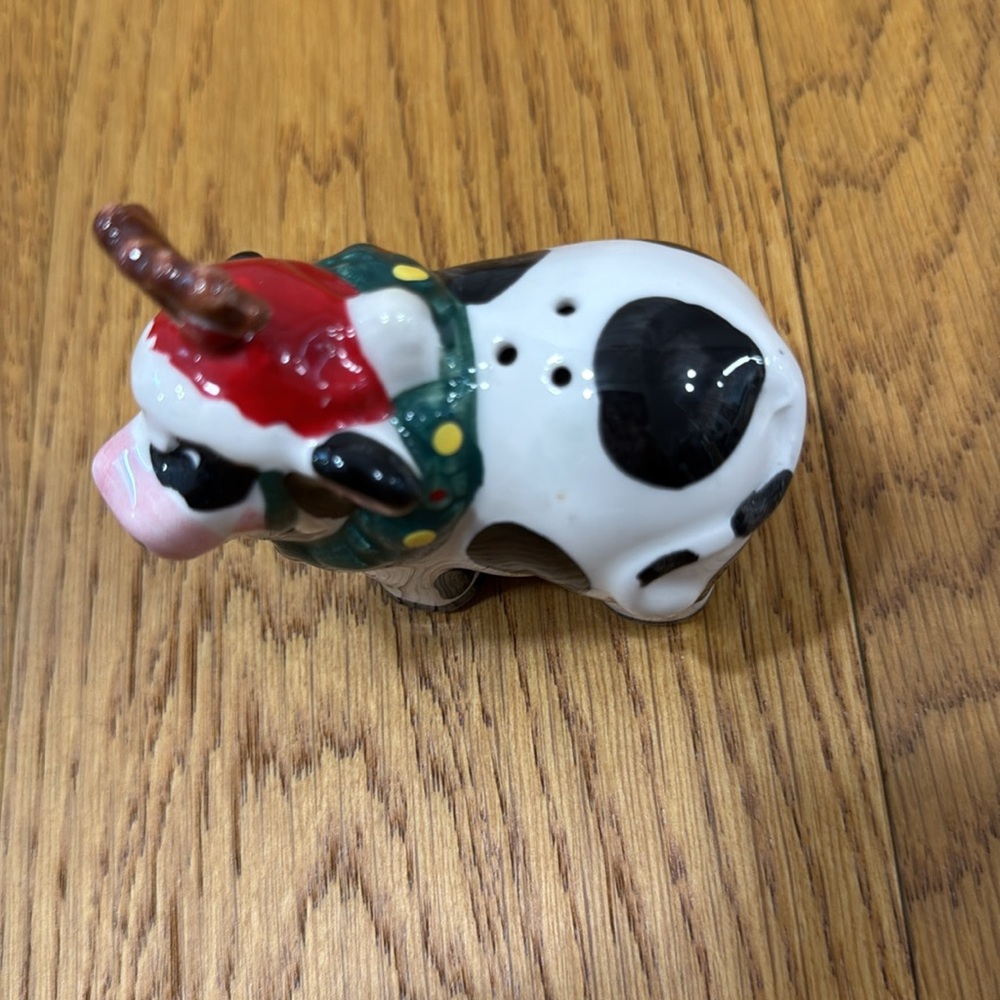 Vintage RUSS Christmas Cow salt shaker - Picture 2 of 6